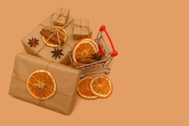 Compra e venda de paus de canela secos em uma cesta de presentes. ingredientes de férias. sobre um fundo bege. Foto Premium