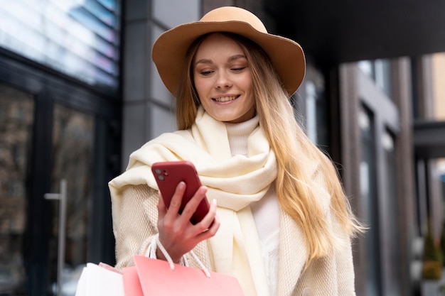 Foto grátis compras de jovens adultos na cidade