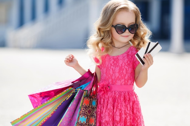 Foto grátis compras de menina bonitinha