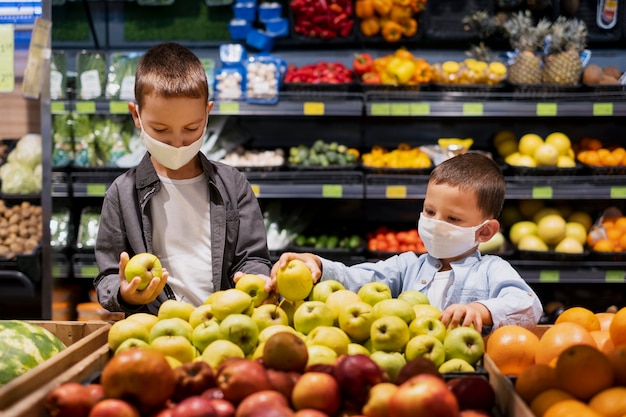 Compras em família com máscara facial