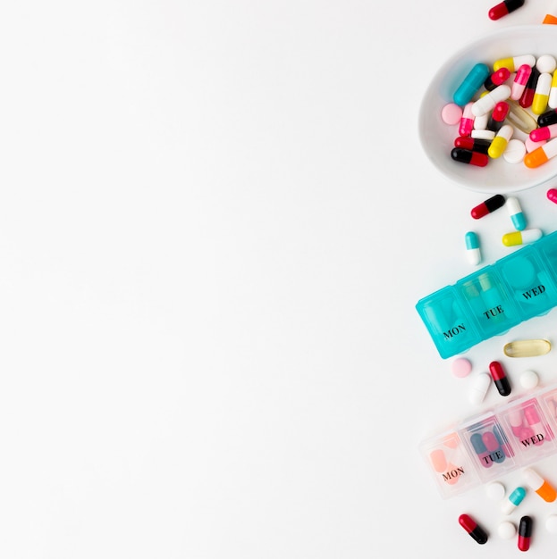Foto grátis comprimidos de cópia-espaço com pílulas na mesa