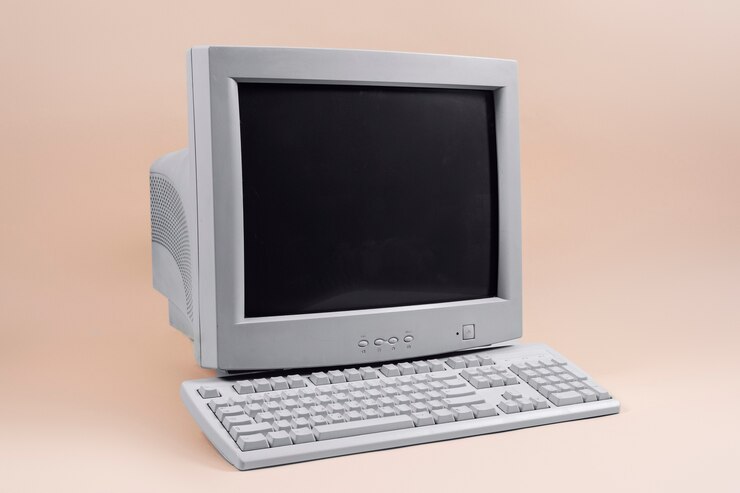 Foto grátis computador retrô e tecnologia com monitor e hardware