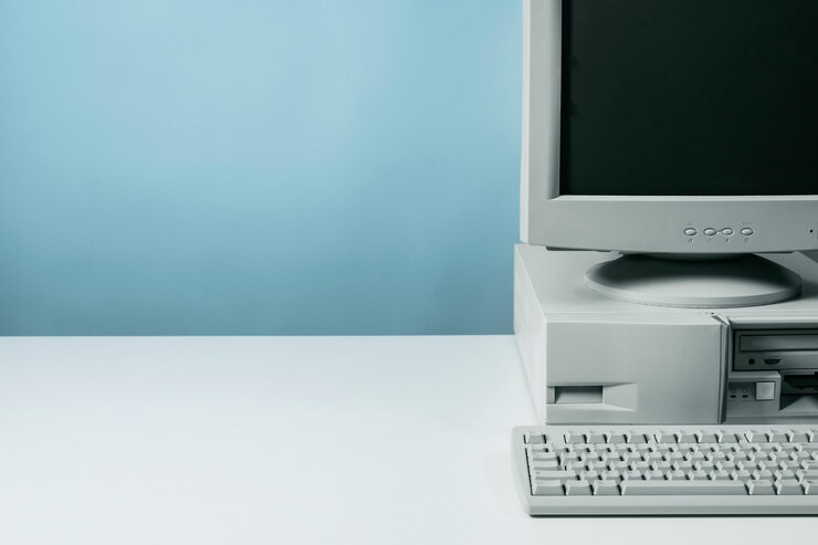 Foto grátis computador retrô e tecnologia com monitor e hardware
