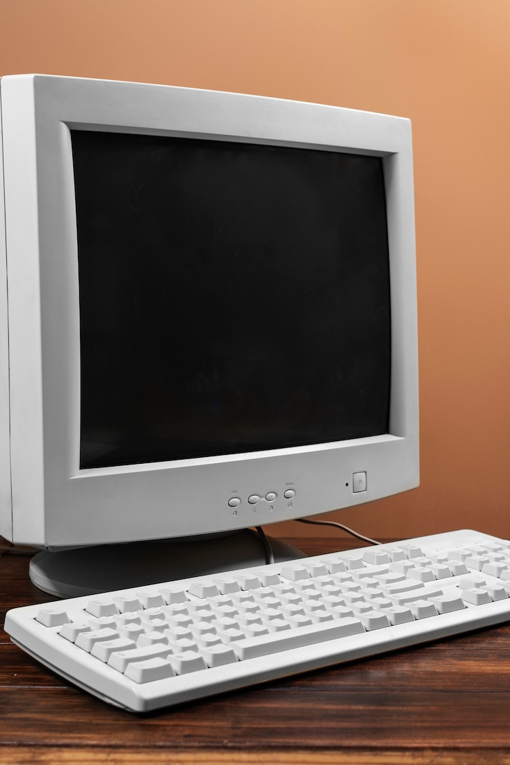 Foto grátis computador retrô e tecnologia com monitor e hardware