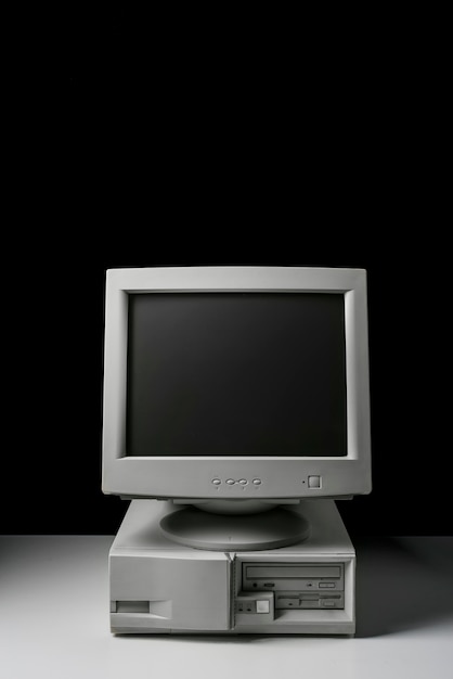 Computador retrô e tecnologia com monitor e hardware
