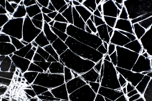 Computador tablet de vidro quebrado. tela rachada. rachaduras no vidro em fundo preto.