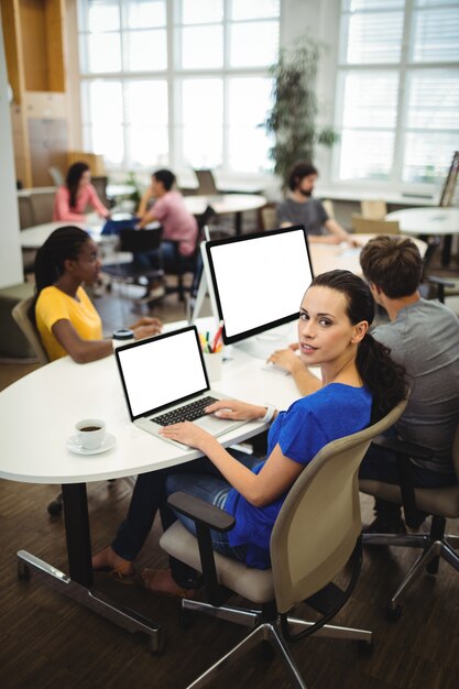 comunicação executivo juntamente moderno local de trabalho