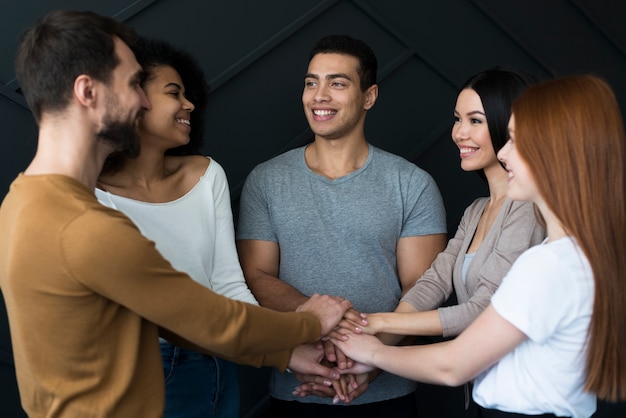 Comunidade de jovens de mãos dadas