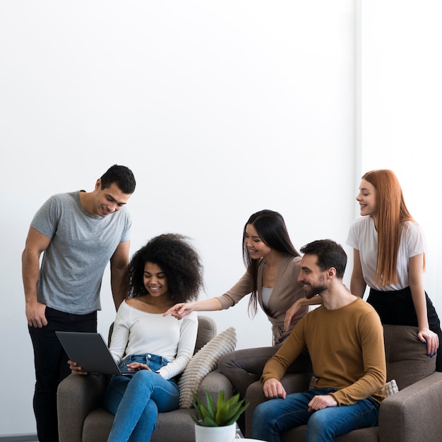 Foto grátis comunidade de jovens fazendo planos juntos