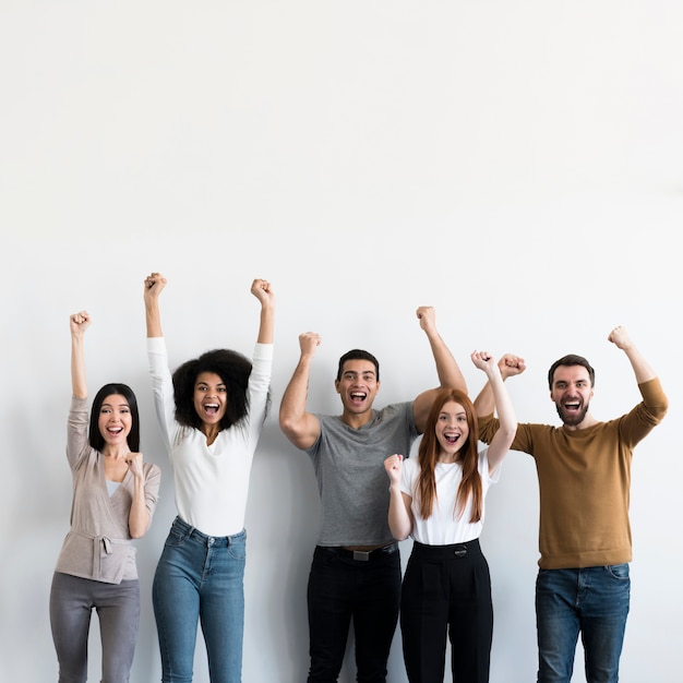 Comunidade de jovens felizes juntos