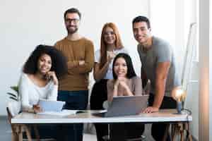 Foto grátis comunidade de jovens posando juntos