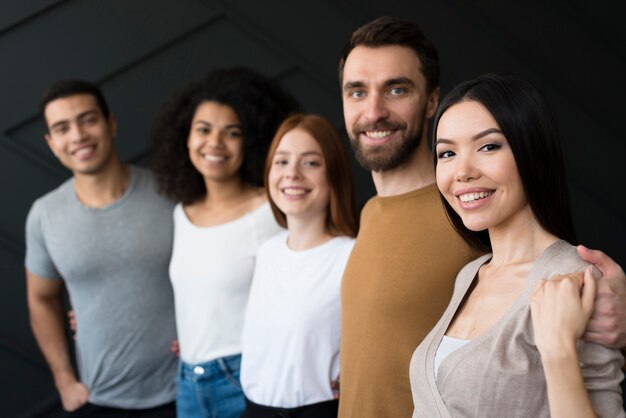 Comunidade de pessoas bonitas sorrindo juntos