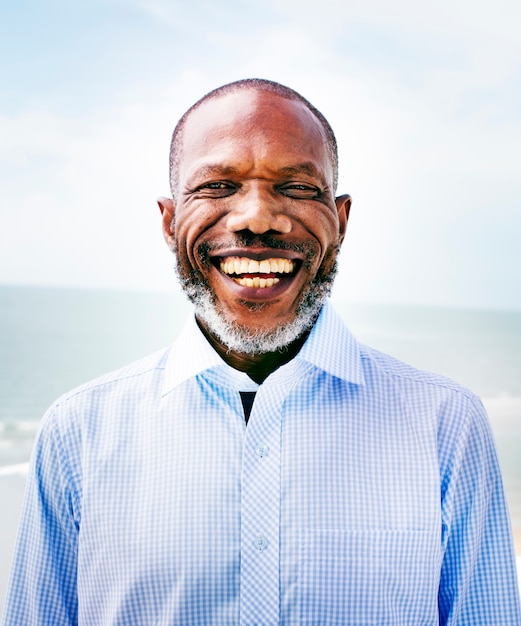 Conceito africano do retrato do estilo de vida das férias da praia do homem