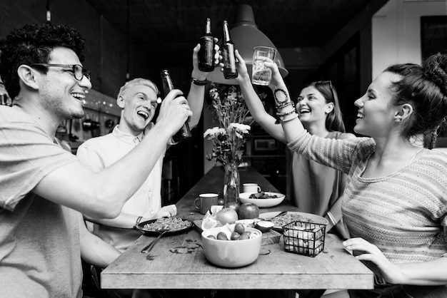 Foto grátis conceito amizade juntos festa bebendo brindes