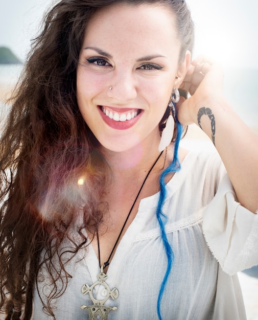 Conceito bonito do retrato do estilo de vida das férias da praia da mulher