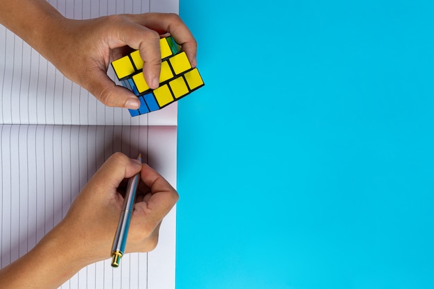 Foto grátis conceito de alfabetização do dia internacional com ferramentas de aprendizagem