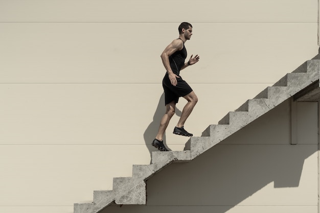 Conceito de ambições com esportista subir escadas.