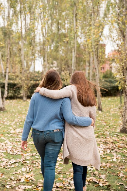 Conceito de amizade com duas garotas no parque