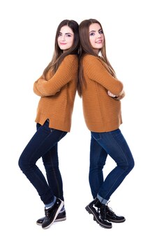 Conceito de amizade - retrato de corpo inteiro de duas meninas isoladas em fundo branco
