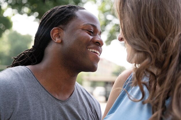 Conceito de amor com casal feliz passando um tempo juntos