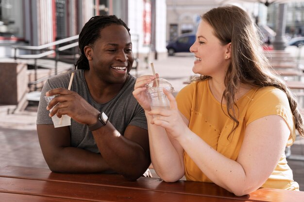 Conceito de amor com casal feliz passando um tempo juntos