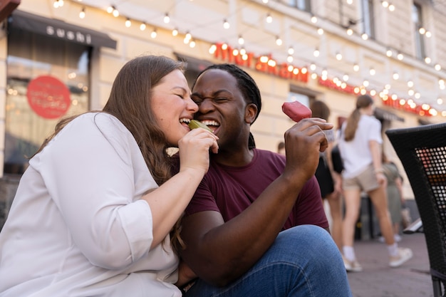 Conceito de amor com casal feliz passando um tempo juntos