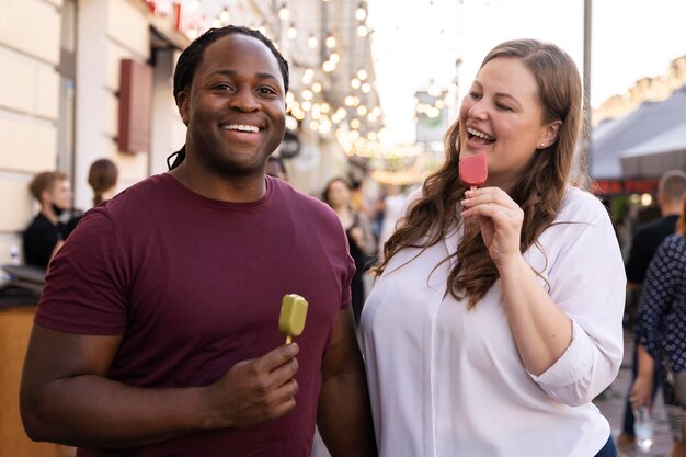 Conceito de amor com casal feliz passando um tempo juntos