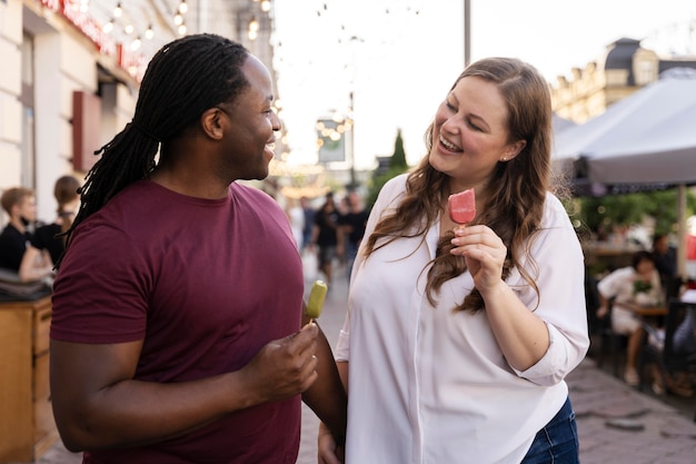 Conceito de amor com casal feliz passando um tempo juntos