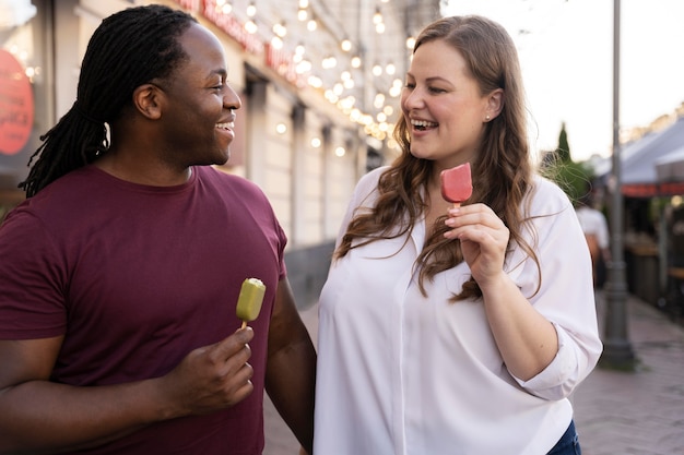 Foto grátis conceito de amor com casal feliz passando um tempo juntos