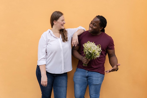 Foto grátis conceito de amor com casal feliz passando um tempo juntos