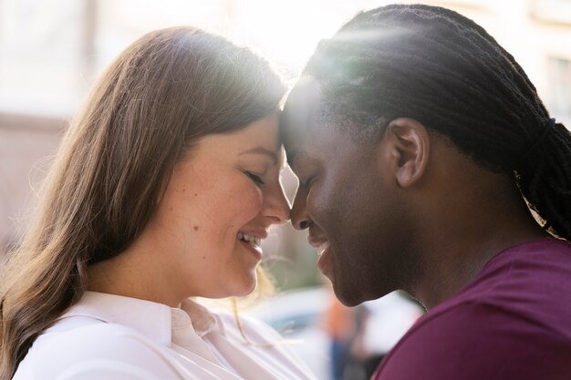 Conceito de amor com casal feliz passando um tempo juntos