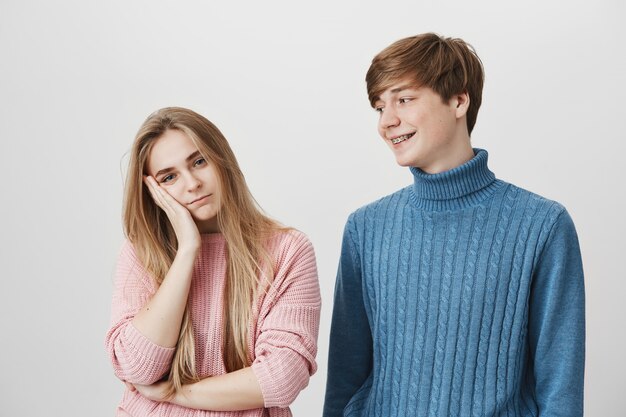 Conceito de amor, romance e relacionamentos. tiro de menina loira irritada, descansando a cabeça na mão