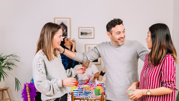 Conceito de aniversário com amigos