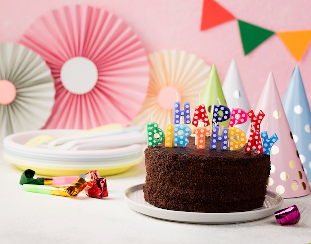 Foto grátis conceito de aniversário com bolo de chocolate e velas