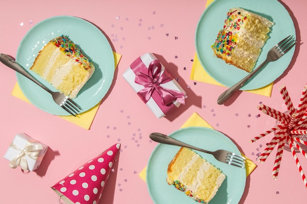 Foto grátis conceito de aniversário com bolo delicioso acima da vista