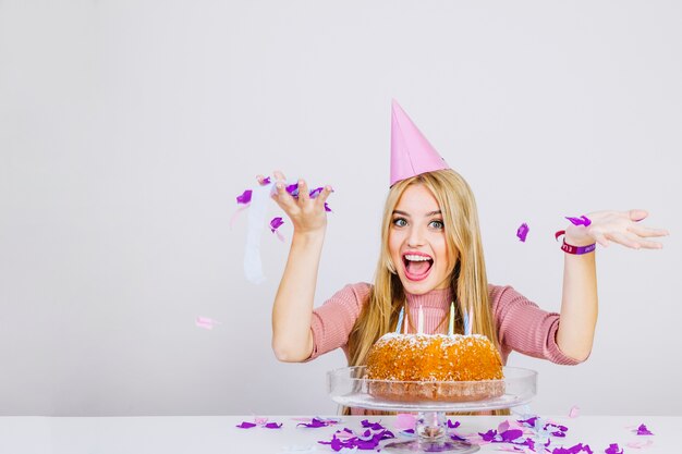 Conceito de aniversário com menina alegre