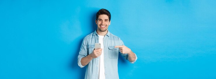 Foto grátis conceito de aplicativos de compras on-line e homem bonito de tecnologia recomendando aplicativo no smartphone p