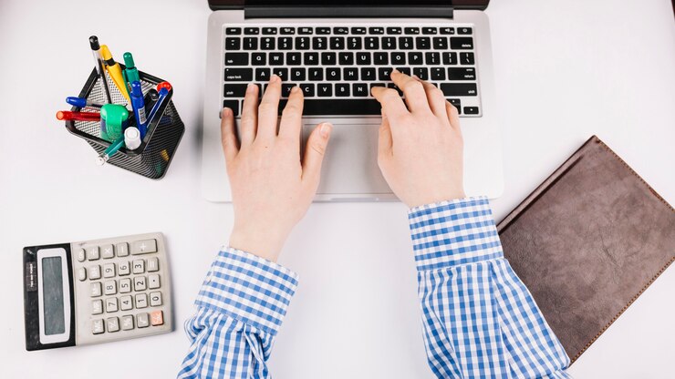Foto grátis conceito de arquitetura com laptop no espaço de trabalho