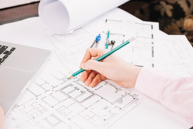 Conceito de arquitetura com plano de construção