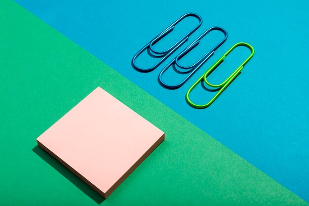 Conceito de artigos de papelaria com notas autoadesivas e clipes de papel