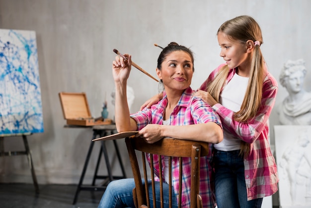 Conceito de artista com mãe e filha