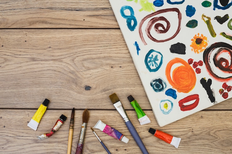 Foto grátis conceito de artista moderno com pincéis e pinturas coloridas
