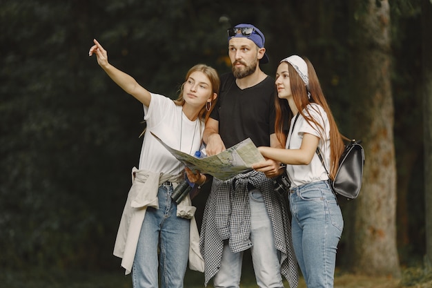 Foto grátis conceito de aventura, viagem, turismo, caminhada e pessoas. casal em uma floresta.