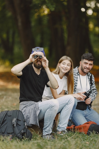 Foto grátis conceito de aventura, viagem, turismo, caminhada e pessoas. grupo de amigos sorridentes em uma floresta.