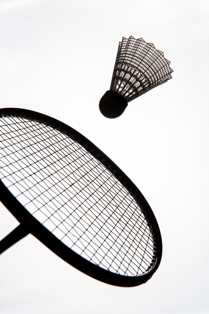Conceito de badminton com iluminação dramática
