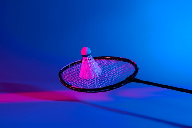 Conceito de badminton com iluminação dramática