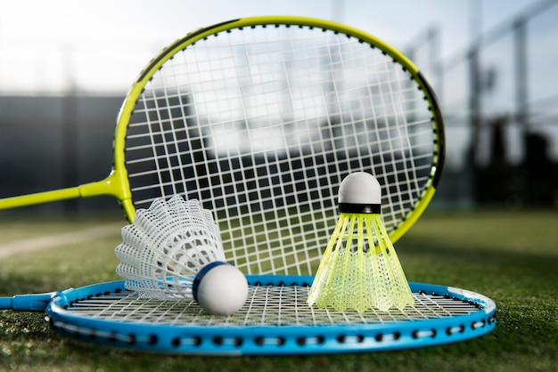 Conceito de badminton com peteca e raquete