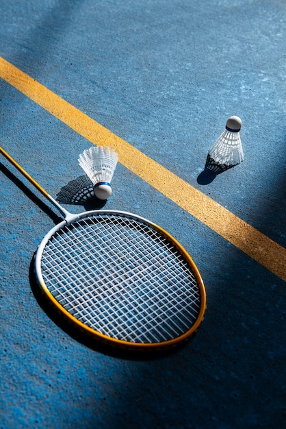 Conceito de badminton com raquete e peteca