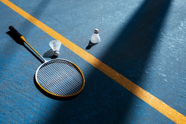 Conceito de badminton com raquete e peteca