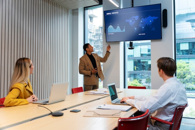 Foto grátis conceito de banner de colegas de trabalho com espaço de cópia